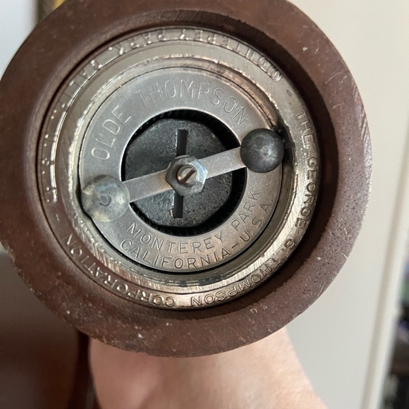 Olde Thompson Vintage Wooden Salt Shaker & Pepper Grinder Made in USA - Picture 3 of 7